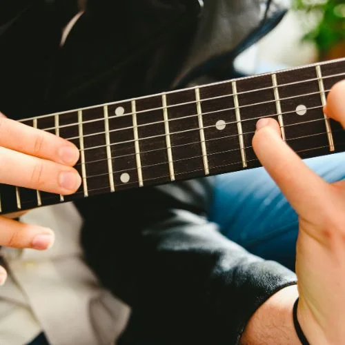 Best guitar brands for beginners in Pune